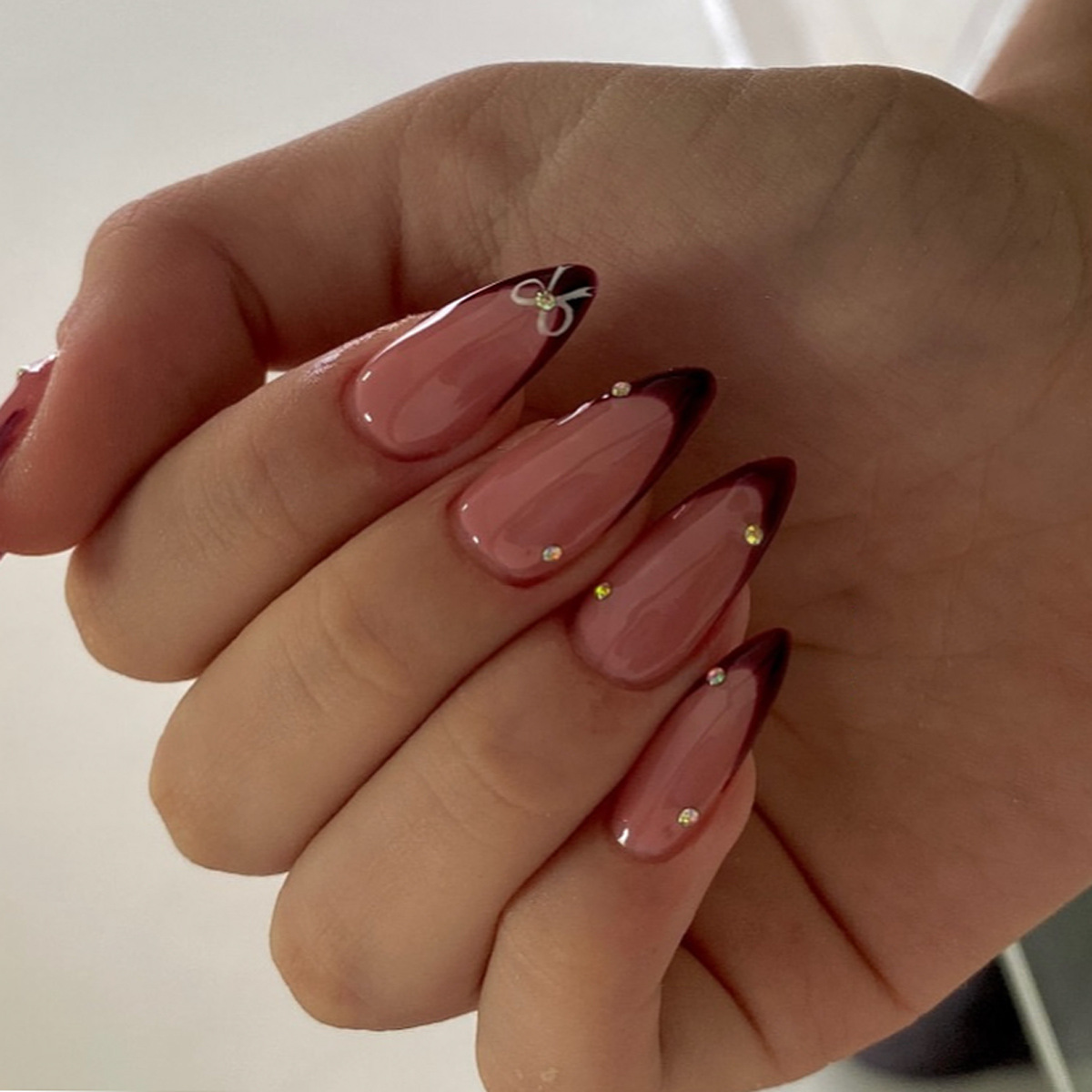 24 قطعة من الأظافر الاصطناعية  - مراجعة Nail Art Simple وسعره