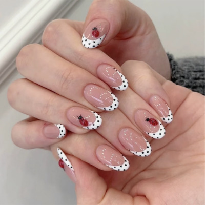 24 قطعة من الأظافر الاصطناعية  - مراجعة Nail Art Simple وسعره
